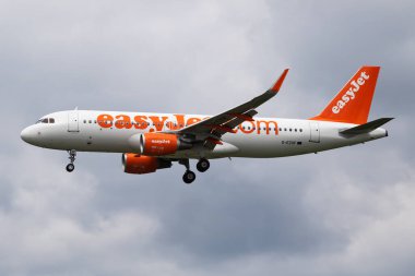 Hamburg, Almanya - 5 Temmuz 2017: EasyJet yolcu uçağı havaalanında. Uçuş planını ayarlayın. Havacılık ve uçak. Hava ulaşımı. Küresel uluslararası ulaşım. Uç ve uç.