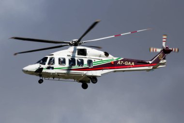 Luqa, Malta - 22 Kasım 2016: Havaalanı ve havaalanında ticari helikopter. Rotorcraft. Genel havacılık endüstrisi. Kamu hizmetleri taşımacılığı. Hava ulaşımı. Uç ve uç.