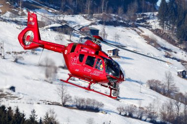 Zell am See, Avusturya - 19 Şubat 2018: Havaalanı ve havaalanında tıbbi helikopter. Rotorcraft ve medikopter. Genel havacılık endüstrisi. Hava ambulansı taşımacılığı. Hava ulaşımı. Uç ve uç.