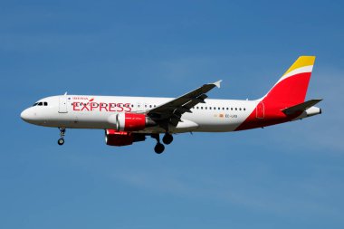 Madrid, İspanya - 4 Mayıs 2016: Iberia Havayolları yolcu uçağı havaalanında. Uçuş planını ayarlayın. Havacılık ve uçak. Hava ulaşımı. Küresel uluslararası ulaşım. Uç ve uç.