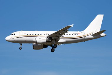 Madrid, İspanya - 4 Mayıs 2016: Havaalanında yolcu uçağı. Şirket seyahati. Havacılık ve uçak. Vip taşımacılığı. Şirket ve şirket taşımacılığı. Uç ve uç.