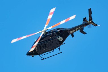 Sliac, Slovakya - 27 Ağustos 2016: Devlet polis helikopteri havaalanında. Havacılık ve uçak. Ticari ve genel havacılık. Havacılık endüstrisi. Uç ve uç.