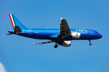 Budapeşte, Macaristan - 31 Mayıs 2023: ITA Airways Airbus A320 yolcu uçağı havaalanında. Havacılık ve uçak. Hava taşımacılığı ve seyahat. Uç ve uç.
