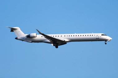 Havaalanındaki isimsiz yolcu uçağı. Havacılık endüstrisi ve uçak. Hava taşımacılığı ve uçuş. Uluslararası ulaşım. Uç ve uç. Yaratıcı fotoğrafçılık. Ticari tema.