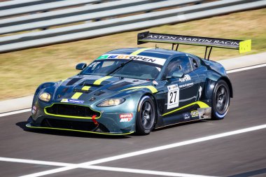 Mogyorod, Macaristan - 9 Temmuz 2022: Aston Martin Vantage GT3. Motorsport ve yarış. Spor araba ve süper araba. Eylem Fotoğrafçılığı.