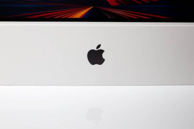 Siofok, Macaristan - 10 Aralık 2022: Apple iPad Pro kutusu ve logosu. Teknoloji markası. IT ve tüketici elektroniği. Ürün fotoğrafı..