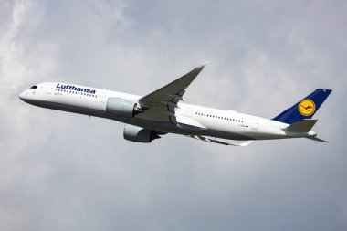 Münih, Almanya - 3 Eylül 2019: Lufthansa yolcu uçağı havaalanında. Uçuş planını ayarlayın. Havacılık ve uçak. Hava ulaşımı. Küresel uluslararası ulaşım. Uç ve uç.