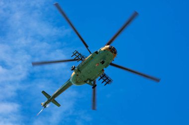 Papa, Macaristan - 11 Mayıs 2021: Hava üssünde askeri helikopter. Hava kuvvetleri uçuş ulaşımı. Havacılık ve rotorcraft. Nakliye ve hava taşımacılığı. Askeri endüstri. Uç ve uç.