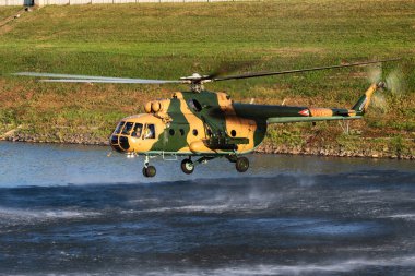 Szolnok, Macaristan - 20 Ağustos 2019: Hava üssünde askeri helikopter. Hava Kuvvetleri uçuş operasyonu. Havacılık ve uçak. Hava savunması. Askeri endüstri. Uç ve uç.