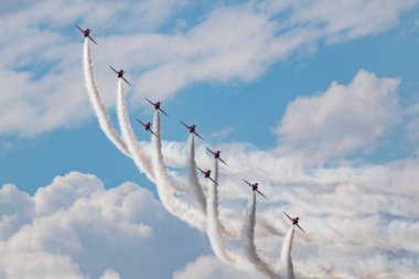 Hava gösterisindeki akrobatik takım. Uçuş gösterisi ve uçuş düzeni. Hava kuvvetleri ve askeri gösteri. Havaalanı ve hava üssü. Havacılık ve uçak. Uç ve uç. Ticari tema.
