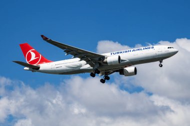 İstanbul / Türkiye - 29 Mart 2019: Türk Havayolları Airbus A330-200 TC-JIP yolcu uçağı İstanbul Atatürk Havalimanı 'na indi