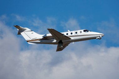 Havaalanındaki isimsiz yolcu uçağı. Şirket seyahati. Havacılık ve uçak. Vip taşımacılığı. Şirket ve şirket taşımacılığı. Uç ve uç. Ticari tema.