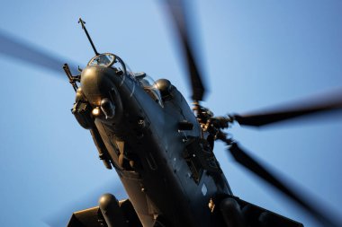 Szolnok, Macaristan - 17 Ağustos 2022: Macar Hava Kuvvetleri Mil Mi-24 Hind askeri saldırı helikopteri. Uçuş operasyonu. Havacılık endüstrisi ve rotorcraft. Nakliye ve hava taşımacılığı. Uç ve uç.