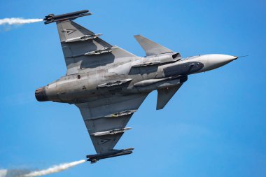 Zeltweg, Avusturya - 3 Eylül 2022: Macar Hava Kuvvetleri SAAB JAS 39 Gripen. Askeri savaş uçağı hava üssünde. Uçuş operasyonu. Havacılık ve uçak. Hava savunması. Uç ve uç.