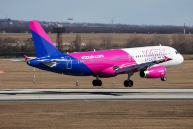 Budapeşte, Macaristan - 6 Mart 2021: Wizz Air yolcu uçağı havaalanında. Uçuş planını ayarlayın. Havacılık ve uçak. Hava ulaşımı. Küresel uluslararası ulaşım. Uç ve uç.