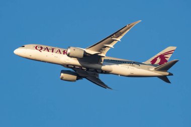 Budapeşte, Macaristan - 17 Ekim 2021: Katar Havayolları Boeing 787-8 Dreamliner yolcu uçağı havaalanında. Havacılık ve uçak. Hava taşımacılığı ve seyahat. Uluslararası ulaşım. Uç ve uç.