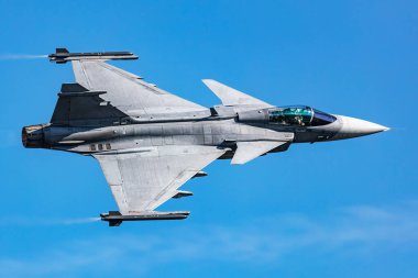 Askeri savaş uçağı hava üssünde. Havaalanı ve havaalanı. Hava Kuvvetleri uçuş operasyonu. Havacılık ve uçak. Hava savunması. Askeri endüstri. Uç ve uç. Köpek dövüşü ve art brülör.