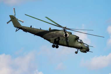 Hava üssünde isimsiz askeri helikopter var. Hava kuvvetleri ve ordu uçuş ulaşımı. Havacılık ve rotorcraft. Nakliye ve hava taşımacılığı. Askeri endüstri. Uç ve uç. Ticari tema.