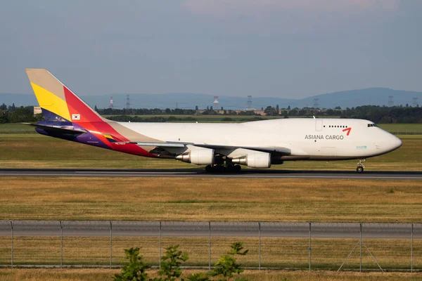 Viyana, Avusturya - 20 Mayıs 2018: Asiana Kargo Boeing 747-400 HL7620 HL7620 kargo uçağı Viyana Havaalanına iniyor ve iniyor