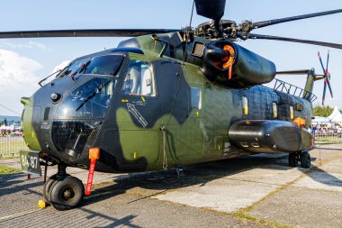 Sliac, Slovakya - 26 Ağustos 2017: Hava üssünde askeri helikopter. Hava Kuvvetleri uçuş operasyonu. Havacılık ve uçak. Hava savunması. Askeri endüstri. Uç ve uç.