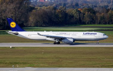 Münih, Almanya - 17 Ekim 2017: Lufthansa yolcu uçağı havaalanında. Uçuş planını ayarlayın. Havacılık ve uçak. Hava ulaşımı. Küresel uluslararası ulaşım. Uç ve uç.