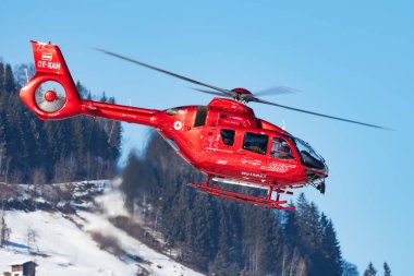 Zell am See, Avusturya - 14 Şubat 2018: Havaalanı ve havaalanında tıbbi helikopter. Rotorcraft ve medikopter. Genel havacılık endüstrisi. Hava ambulansı taşımacılığı. Hava ulaşımı. Uç ve uç.