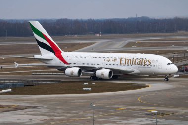 Münih, Almanya - 5 Şubat 2018: Havalimanında Emirates yolcu uçağı. Uçuş planını ayarlayın. Havacılık ve uçak. Hava ulaşımı. Küresel uluslararası ulaşım. Uç ve uç.