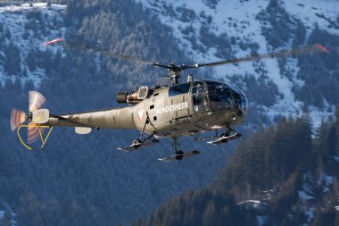 Zell am See, Avusturya - 19 Şubat 2018: Hava üssünde askeri helikopter. Hava kuvvetleri uçuş ulaşımı. Havacılık ve rotorcraft. Nakliye ve hava taşımacılığı. Askeri endüstri. Uç ve uç.