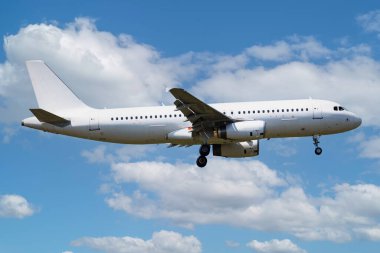 Havaalanındaki isimsiz yolcu uçağı. Havacılık endüstrisi ve uçak. Hava taşımacılığı ve uçuş. Uluslararası ulaşım. Uç ve uç. Yaratıcı fotoğrafçılık. Ticari tema.