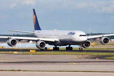 Frankfurt, Almanya - 18 Ağustos 2014: Lufthansa yolcu uçağı havaalanında. Uçuş planını ayarlayın. Havacılık ve uçak. Hava ulaşımı. Küresel uluslararası ulaşım. Uç ve uç.