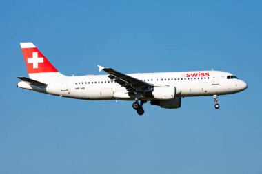 Zürih, İsviçre - 8 Eylül 2014: İsviçre Uluslararası Havayolları yolcu uçağı havaalanında. Uçuş planını ayarlayın. Havacılık ve uçak. Hava ulaşımı. Küresel uluslararası ulaşım. Uç ve uç.