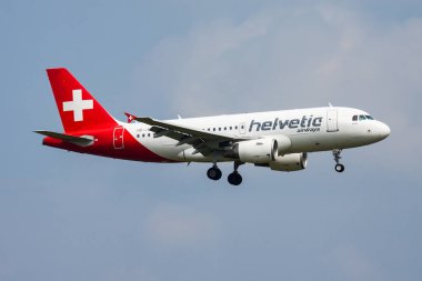 Zürih, İsviçre - 9 Eylül 2014: Helvetic Airways yolcu uçağı havaalanında. Uçuş planını ayarlayın. Havacılık ve uçak. Hava ulaşımı. Küresel uluslararası ulaşım. Uç ve uç.