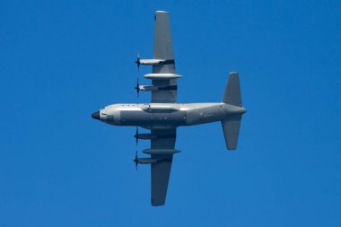 Hava üssünde isimsiz bir askeri nakliye uçağı var. Havaalanı ve havaalanı. Hava kuvvetleri ve ordu uçuş operasyonu. Havacılık ve uçak. Hava kaldırma. Askeri endüstri. Uç ve uç. Ticari tema.