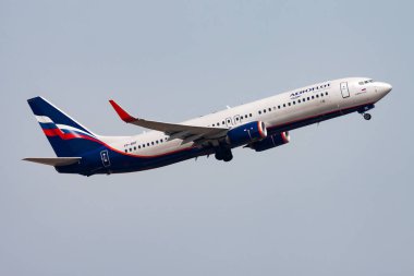 Budapeşte, Macaristan - 13 Ağustos 2015: Havaalanındaki Aeroflot yolcu uçağı. Uçuş planını ayarlayın. Havacılık ve uçak. Hava ulaşımı. Küresel uluslararası ulaşım. Uç ve uç.