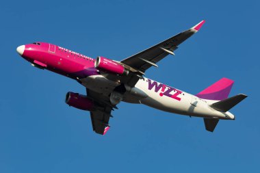 Budapeşte / Macaristan - 9 Mart 2020: Wizz Air Airbus A320 HA-LYO yolcu uçağı Budapeşte Havalimanı 'ndan havalanıyor.