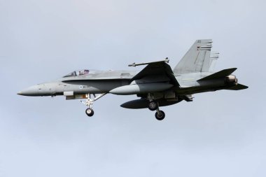 Leeuwarden / Hollanda - 13 Nisan 2015: Finlandiya Hava Kuvvetleri McDonnell Douglas F-18C Hornet HN-441 savaş uçağı inişi ve Frisian Flag 2015 Hava Üssü için Leeuwarden Hava Üssüne iniş