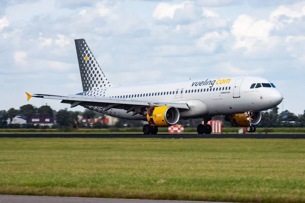 Amsterdam, Hollanda - 14 Ağustos 2014: Vueling yolcu uçağı havaalanında. Uçuş planını ayarlayın. Havacılık ve uçak. Hava ulaşımı. Küresel uluslararası ulaşım. Uç ve uç.