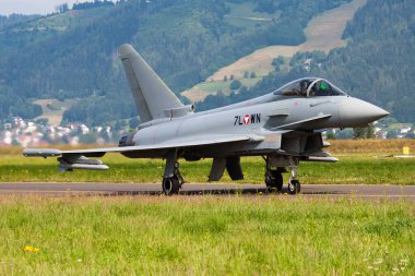 Zeltweg, Avusturya - 28 Haziran 2013: Askeri savaş uçağı hava üssünde. Hava Kuvvetleri uçuş operasyonu. Havacılık ve uçak. Hava savunması. Askeri endüstri. Uç ve uç.