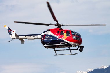 Zell am See, Avusturya - 23 Mart 2013: Havaalanı ve havaalanında ticari helikopter. Rotorcraft. Genel havacılık endüstrisi. Kamu hizmetleri taşımacılığı. Hava ulaşımı. Uç ve uç.