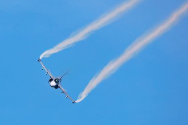 Askeri savaş uçağı hava üssünde. Havaalanı ve havaalanı. Hava Kuvvetleri uçuş operasyonu. Havacılık ve uçak. Hava savunması. Askeri endüstri. Uç ve uç. Köpek dövüşü ve art brülör.