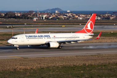 İstanbul / Türkiye - 28 Mart 2019: Türk Hava Yolları Boeing 737-800 TC-JHS yolcu uçağı İstanbul Atatürk Havalimanı 'ndan havalandı