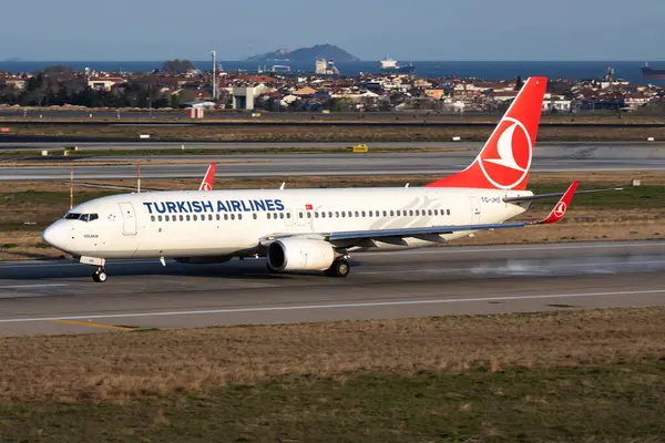 İstanbul / Türkiye - 28 Mart 2019: Türk Hava Yolları Boeing 737-800 TC-JHS yolcu uçağı İstanbul Atatürk Havalimanı 'ndan havalandı