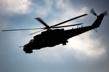 Hava üssünde isimsiz askeri helikopter var. Hava kuvvetleri ve ordu uçuş ulaşımı. Havacılık ve rotorcraft. Nakliye ve hava taşımacılığı. Askeri endüstri. Uç ve uç. Ticari tema.