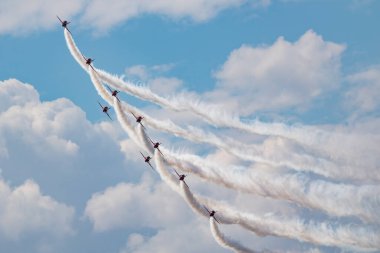 Hava gösterisindeki akrobatik takım. Uçuş gösterisi ve uçuş düzeni. Hava kuvvetleri ve askeri gösteri. Havaalanı ve hava üssü. Havacılık ve uçak. Uç ve uç. Ticari tema.