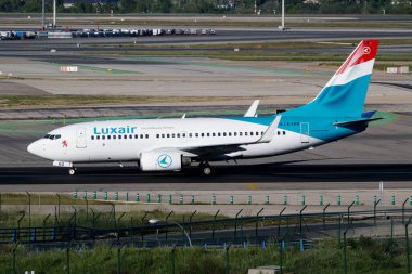 Madrid, İspanya - 3 Mayıs 2016: Luxair yolcu uçağı havaalanında. Uçuş planını ayarlayın. Havacılık ve uçak. Hava ulaşımı. Küresel uluslararası ulaşım. Uç ve uç.