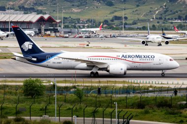 Madrid, İspanya - 5 Mayıs 2016: Aeromexico yolcu uçağı havaalanında. Uçuş planını ayarlayın. Havacılık ve uçak. Hava ulaşımı. Küresel uluslararası ulaşım. Uç ve uç.