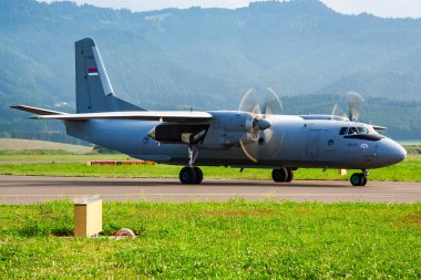 Zeltweg, Avusturya - 28 Haziran 2013: Hava üssünde askeri nakliye uçağı. Hava Kuvvetleri uçuş operasyonu. Havacılık ve uçak. Hava savunması. Askeri endüstri. Uç ve uç.