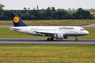 Viyana, Avusturya - 22 Temmuz 2016: Lufthansa yolcu uçağı havaalanında. Uçuş planını ayarlayın. Havacılık ve uçak. Hava ulaşımı. Küresel uluslararası ulaşım. Uç ve uç.