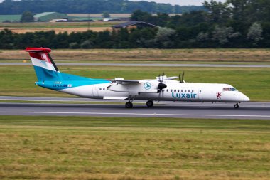 Viyana, Avusturya - 22 Temmuz 2016: Luxair yolcu uçağı havaalanında. Uçuş planını ayarlayın. Havacılık ve uçak. Hava ulaşımı. Küresel uluslararası ulaşım. Uç ve uç.