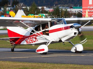 Zell am See, Avusturya - 20 Ekim 2012: Havaalanı ve havaalanında ticari uçak. Küçük ve spor uçak. Genel havacılık endüstrisi. Vip taşımacılığı. Kamu hizmetleri taşımacılığı. Uç ve uç.